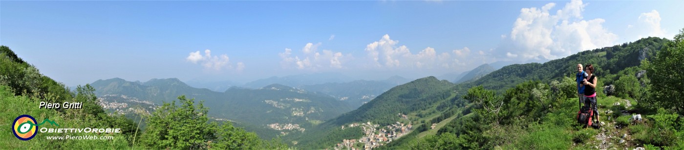 25 Dalla cresta Cornagera panoramica su Aviatico, Val Serina e Monte Poieto a dx.jpg